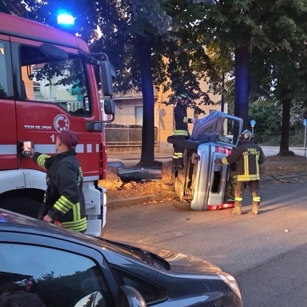 Schianto in via Plava, auto si ribalta e il conducente scappa: è caccia al pirata Schianto in via Plava, auto si ribalta e il conducente scappa: è caccia al pirata