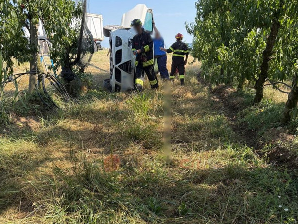 Saluzzo: auto piomba a tutta velocità in un frutteto dove è in corso la raccolta frutta e si ribalta tra i filari Saluzzo: auto piomba a tutta velocità in un frutteto dove è in corso la raccolta frutta e si ribalta tra i filari