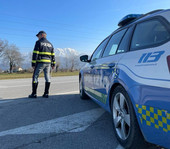 Autotrasportatore in stato di ebbrezza finisce fuori strada col camion. Nel sangue un tasso di alcol pari a 2,5 grammi per litro