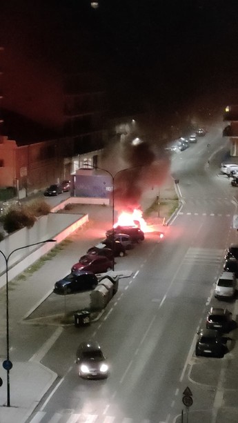 Fiamme e paura nella notte di San Lorenzo: brucia un'auto in Barriera di Milano