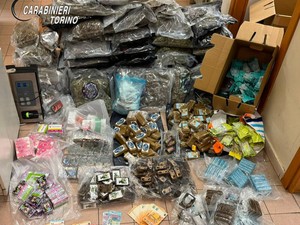 Hashish, marijuana ed e-cig al Thc: maxi sequestro in un appartamento vicino alla Gran Madre