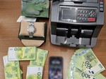 Tentano di truffare 3 milanesi in un hotel di Torino comprando un orologio di lusso con soldi falsi: arrestati Tentano di truffare 3 milanesi in un hotel di Torino comprando un orologio di lusso con soldi falsi: arrestati