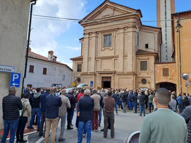 A Crava l'ultimo saluto a Daniele Barolo, 46enne morto durante una battuta di caccia