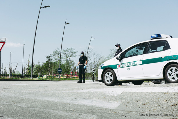 Alba, in fuga senza patente su un’auto priva di assicurazione: multa da 6mila euro per una 40enne