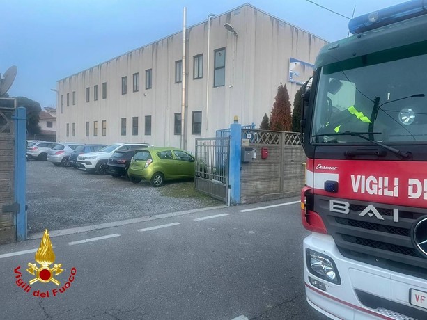 Cade nel vano del montacarichi: operaio di Cantello in gravi condizioni