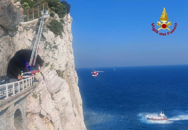 Capo Noli, climber straniera soccorsa dai Vigili del Fuoco: intervento sulla parete a picco sul mare (FOTO)