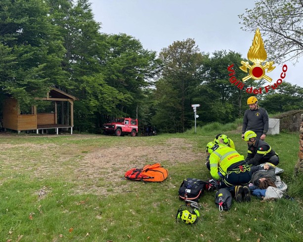 Escursionista cade e si infortuna sulla cima del Monte Piambello a Marchirolo, portata con l'elisoccorso in ospedale