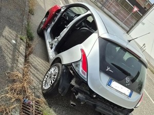 Nichelino, ritrovato nella zona industriale quel che resta di una vettura cannibalizzata Nichelino, ritrovato nella zona industriale quel che resta di una vettura cannibalizzata