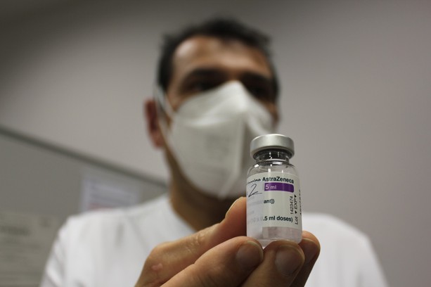 Nole, AstraZeneca al posto di Pfizer: in 17 sotto osservazione Nole, AstraZeneca al posto di Pfizer: in 17 sotto osservazione