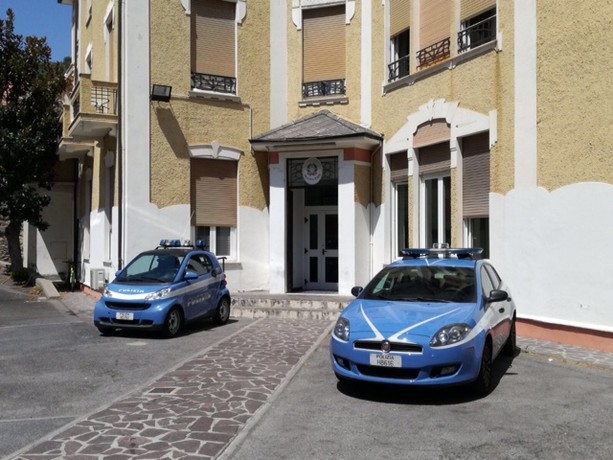 Alassio, ruba due cellulari e si scaglia contro i poliziotti: arrestato Alassio, ruba due cellulari e si scaglia contro i poliziotti: arrestato