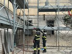 Operaio cade da un'impalcatura di una casa in ristrutturazione a Ispra: portato con l'elisoccorso al Circolo