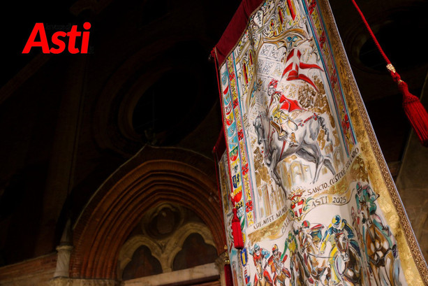 Svelato il Palio 2025: tra oro, simboli e suggestioni si accende la cabala [GALLERIA FOTOGRAFICA E VIDEO]