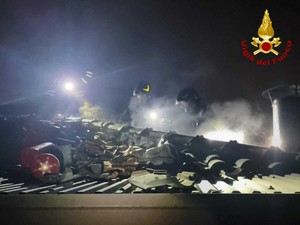 FOTO. In fiamme il tetto di una villetta: vigili del fuoco in azione a Casorate