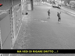 Bollengo: spaccano la vetrina di uno showroom, per poi aggredire i proprietari. In manette 2 giovani