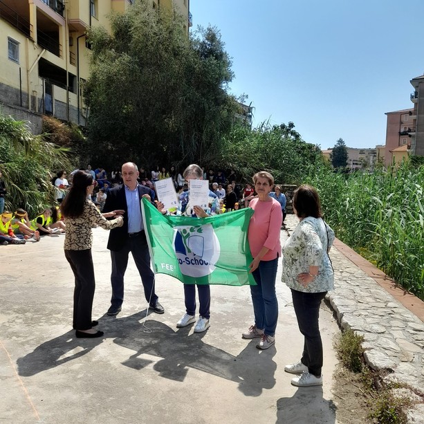Ancora una bandiera verde  per le  scuole di  San Lorenzo al Mare (foto)