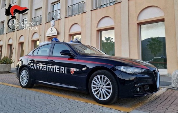 Albenga, badante ingerisce i tranquillanti dell'anziano che accudiva e si scaglia contro i soccorritori