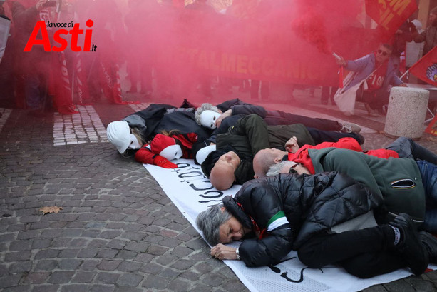 Asti in piazza contro la manovra. E sullo sfondo esplode il caso Konecta​ [FOTO E VIDEO]