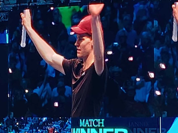Sinner soffre per un set, poi si sbarazza di De Minaur: per il terzo anno in finale alle Atp Finals Sinner soffre per un set, poi si sbarazza di De Minaur: per il terzo anno in finale alle Atp Finals