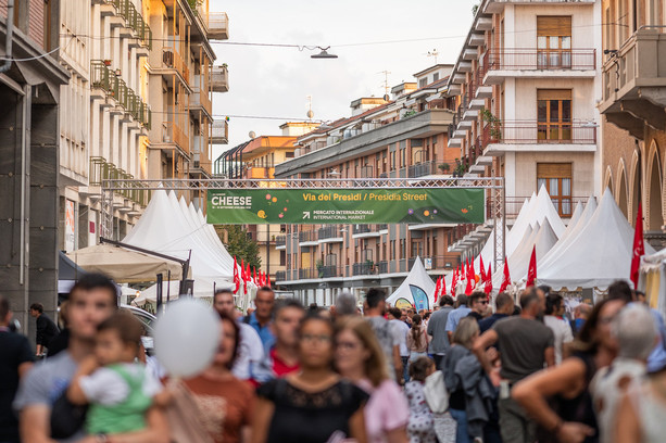 Prodotti alimentari privi di etichetta e lavoro nero: controlli dei Carabinieri a &quot;Cheese&quot; portano a sanzioni per 23mila euro