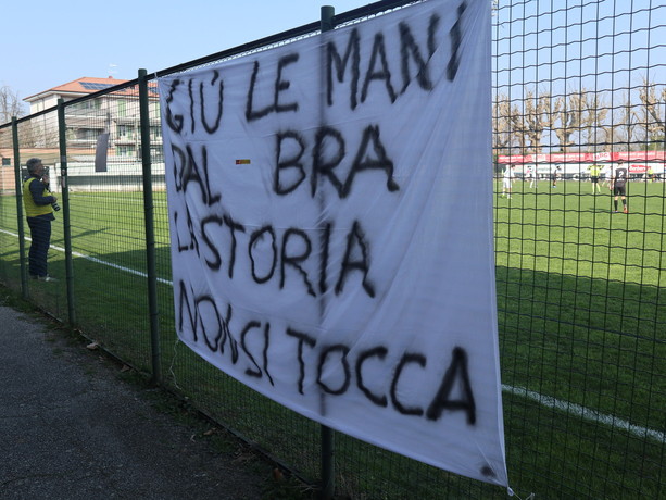 “Giù le mani dal Bra, la storia non si tocca”: la Gioventù Giallorossa contraria alla fusione, scritte allo stadio e alla partita dell’Albese