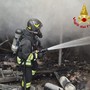 FOTO. Pomeriggio di fuoco a Caravate: incendio divora il garage di una villetta