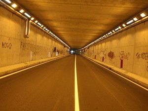 Tunnel Est-Ovest di Cuneo, paura e polemiche: “Sfiorata la tragedia, sicurezza insufficiente”