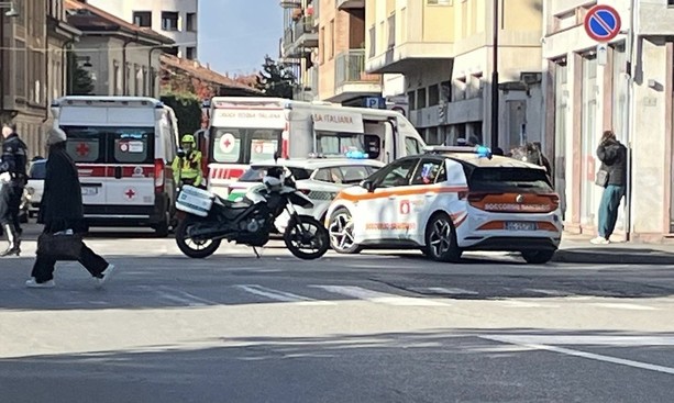 Intera famiglia investita da un'auto: quattro persone soccorse. Bimba di 5 mesi portata in ospedale con l'elisoccorso Intera famiglia investita da un'auto: quattro persone soccorse. Bimba di 5 mesi portata in ospedale con l'elisoccorso