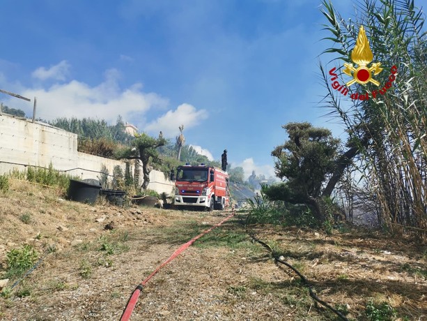 Sanremo, incendio domato: bonifica in corso (Foto e video)