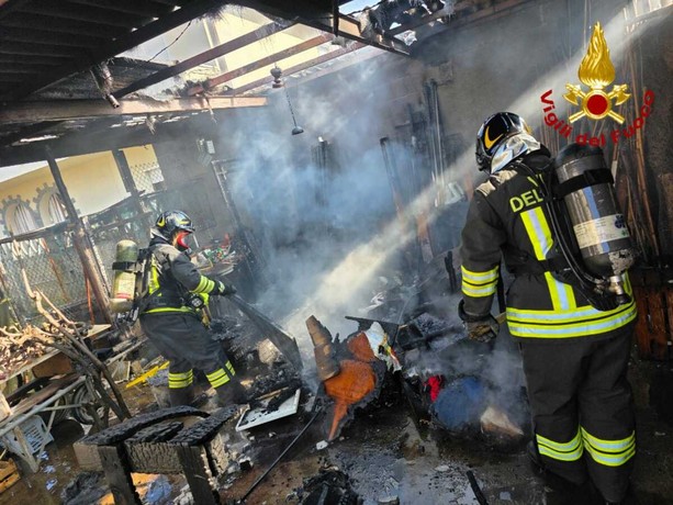 FOTO. Box distrutto dalle fiamme a Cassano Magnago. Verifiche in corso per la presenza di amianto nella copertura andata a fuoco