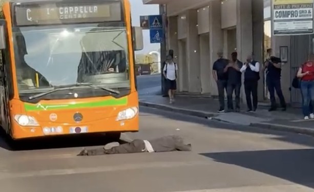 VIDEO. Varese, incredibile in via Morosini: uomo si sdraia davanti al bus in pieno centro VIDEO. Varese, incredibile in via Morosini: uomo si sdraia davanti al bus in pieno centro