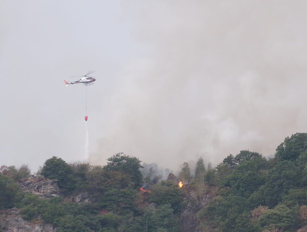 Incendio sul Mombracco, evacuazioni e Canadair in azione: &quot;Situazione complessa, sicurezza prioritaria&quot; [FOTO e VIDEO]