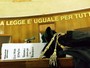 "Il bambino fa troppo rumore", vicini da incubo finiscono a processo tra insulti, lancio di sassi e bottiglie in testa