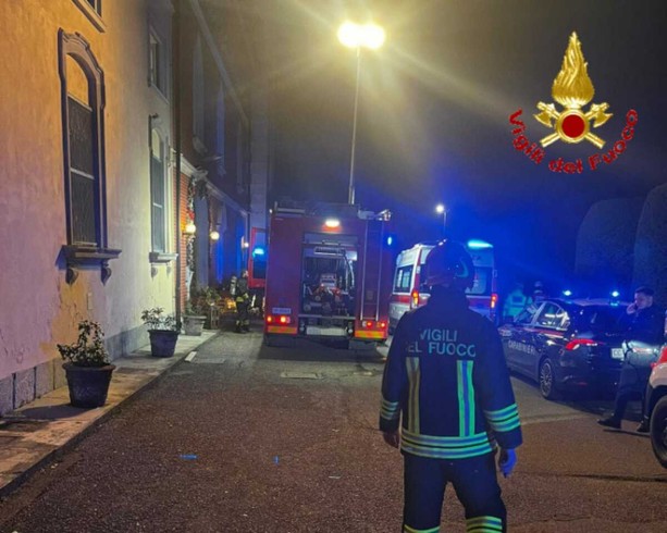 FOTO. Incendio nel vano scale, palazzina invasa dal fumo ed evacuata a Venegono Superiore