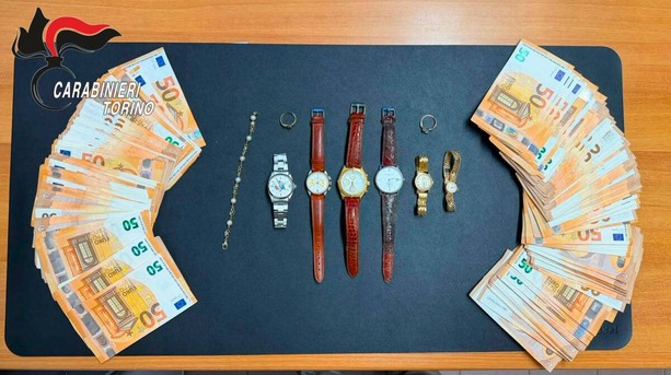 Colpo milionario alla casa d’aste, Rolex e gioielli ritrovati al campo nomadi Colpo milionario alla casa d’aste, Rolex e gioielli ritrovati al campo nomadi