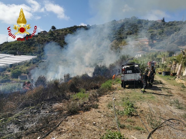Sanremo, vegetazione in fiamme: vigili del fuoco ed elicottero di Eli-Liguria in azione (Foto e video)