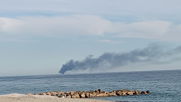 Densa colonna di fumo nero si alza da una nave al largo di Savona: momenti di apprensione (FOTO)