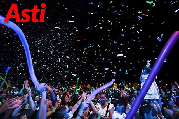 Un sabato da tutto esaurito per Astimusica: piazza Alfieri canta “La vita a 30 anni”