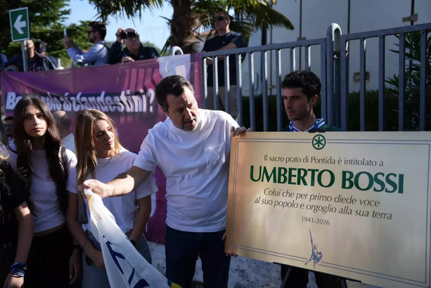 Salvini a Pontida: «Basta divisioni, congresso straordinario a ottobre». E la Lega intitola il prato di Pontida a Bossi