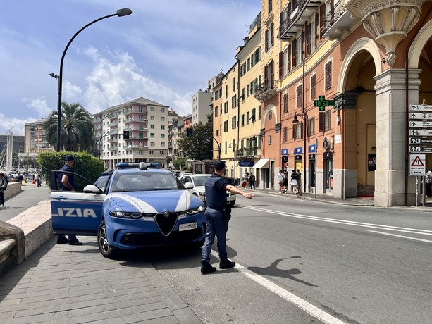 Savona, senzatetto crea allarme in via Venezia: deferito per violenza e minacce