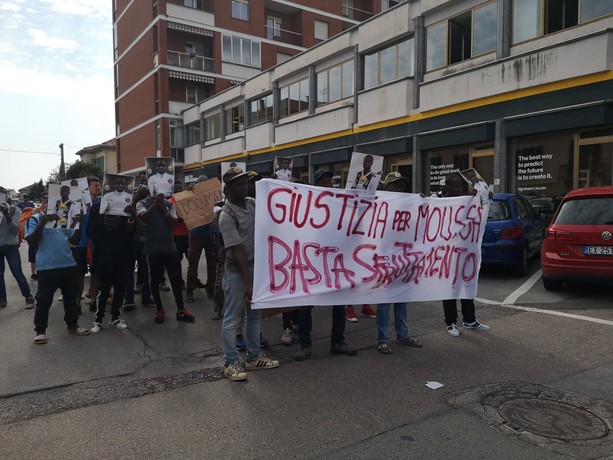 “Giustizia per Moussa. Basta sfruttamento”: braccianti africani in protesta a Saluzzo [FOTO]