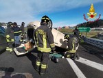 FOTO. Auto si ribalta dopo lo scontro in Autolaghi allo svincolo di Solbiate Arno-Albizzate