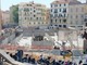Piazza Eroi, arrivano le travi per l’ultimo livello del parcheggio: il cantiere entra nella fase decisiva (Foto)