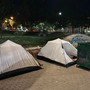 Riecco la tendopoli nel giardino davanti al Tribunale: "Stanno aumentando, ma li monitoriamo"