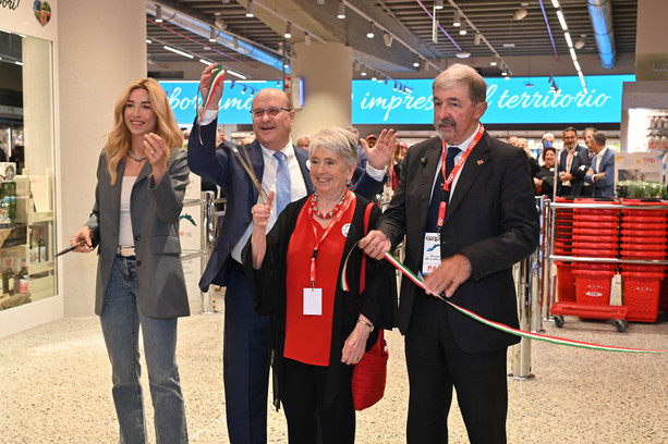 Taglio del nastro per la nuova Coop al Waterfront Mall: 1500 mq e 40 assunzioni per il rilancio dell'area Taglio del nastro per la nuova Coop al Waterfront Mall: 1500 mq e 40 assunzioni per il rilancio dell'area