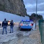 Colpisce i poliziotti con pugni e calci: arrestato