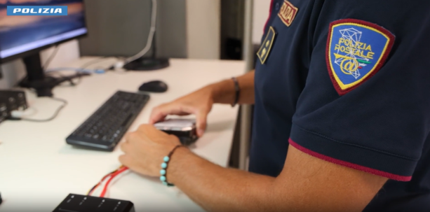 Video porno e violenti, anche con bambini. La Polizia sgomina una vasta rete di scambio e distribuzione: cinque arresti e cinque denunce Video porno e violenti, anche con bambini. La Polizia sgomina una vasta rete di scambio e distribuzione: cinque arresti e cinque denunce