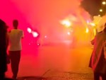 Bengala, fumogeni e fuochi d'artificio tra dehors e auto: è caos nella movida di Borgo Rossini  [VIDEO]