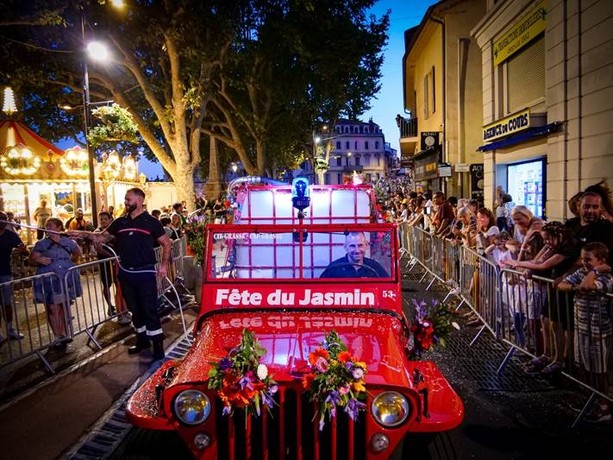 Grasse si veste di bianco: la Festa del Gelsomino compie 80 anni e trasforma la capitale del profumo in un grande palcoscenico a cielo aperto Grasse si veste di bianco: la Festa del Gelsomino compie 80 anni e trasforma la capitale del profumo in un grande palcoscenico a cielo aperto