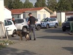 Blitz al campo nomadi di Mirafiori: sequestrati armi, jammer e auto per le truffe agli anziani [VIDEO]