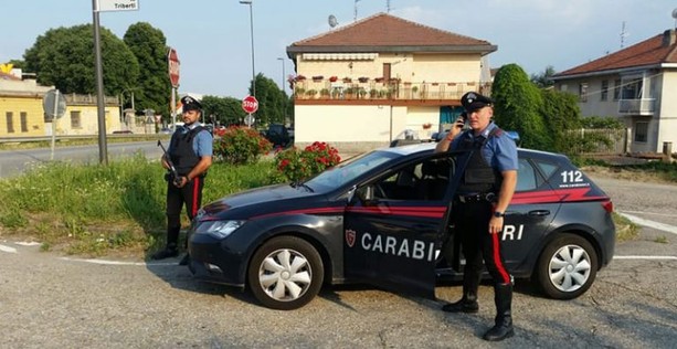 Giaveno, litigano per la verniciatura della scala condominiale: suocero e genero picchiano e aggrediscono con una pistola un vicino di casa